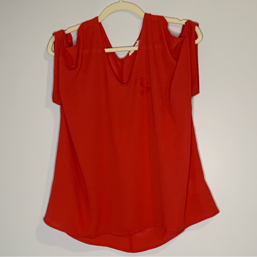 Size M/L 4 Piece Bundle;Capris, Shorts, Sleeveless Blouse, Cold Shoulder Blouse - Picture 8 of 9